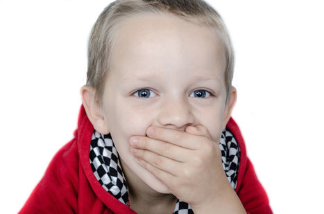 Mon fils bilingue de 5 ans a du mal à parler, comment faire?