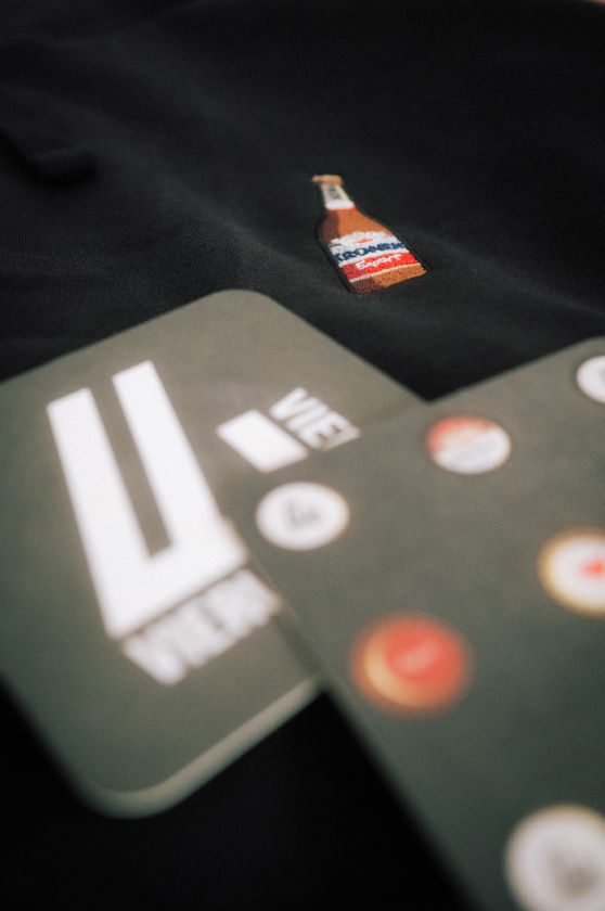 Miniaturbild: VIERUNDVIERZICH X KRONEN HOODIE - SCHWARZ