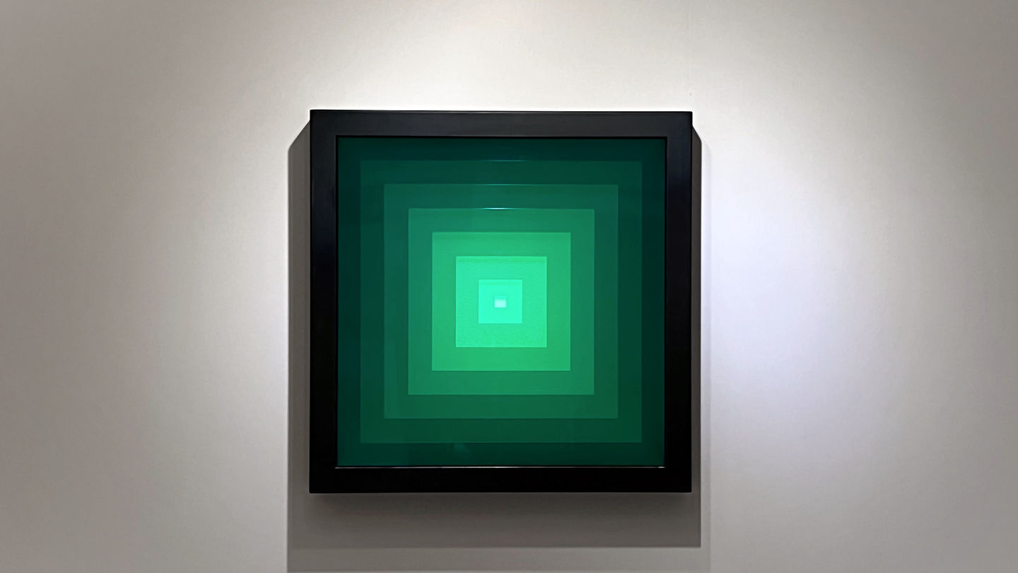 Square abstract light-object and chosen interactive light is green. Photographed in studio Apol Objects at Broedplaats Contact.
