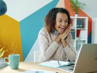 Psicóloga em saúde mental, satisfação profissional e relação saudável com o trabalho em ambiente acolhedor e corporativo.