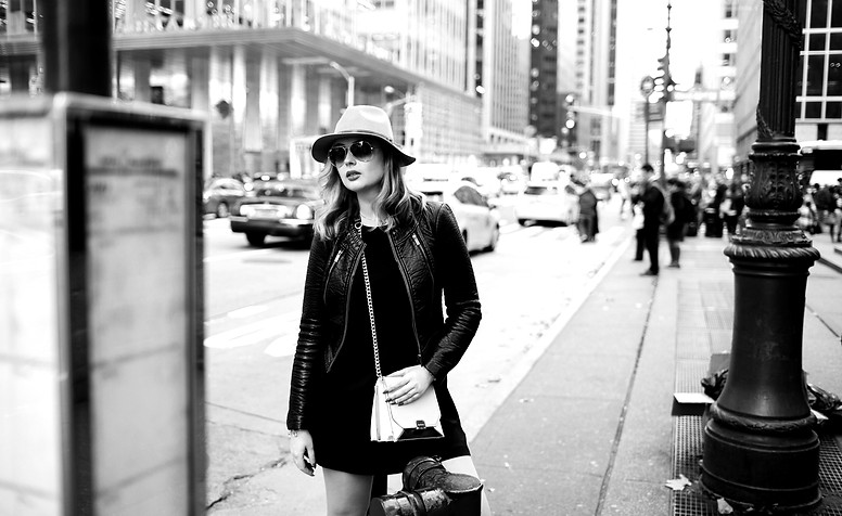 menina-no-chapeu-e-nos-oculos-de-sol-beg