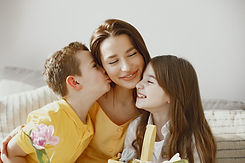 madre-hija-e-hijo-casa-haz-canasta-navidena-ropa-festiva.jpg