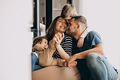 familia-joven-sus-hijos-casa-divirtiendose (1).jpg