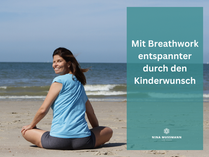 Frau am strand schaut über die schulter zurück