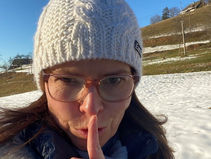 nina mit Zeigefinger vor dem mund pst