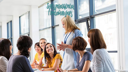 Runde von Frauen bei einem Workshop
