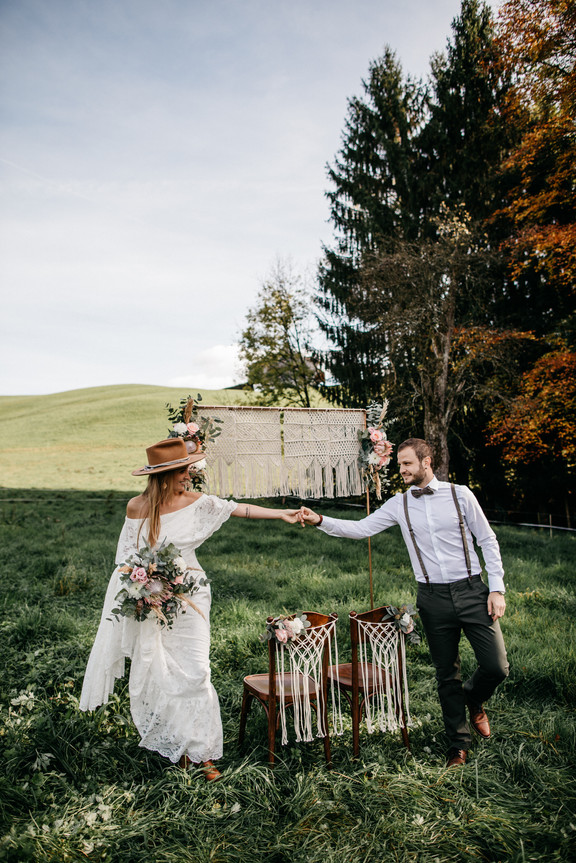 Freie-Trauung-Outdoor-hochzeit-Traubogen-Bohohochzeit-Bohohochzeitsfotos-Bohohochzeitsfotografin-Luzern