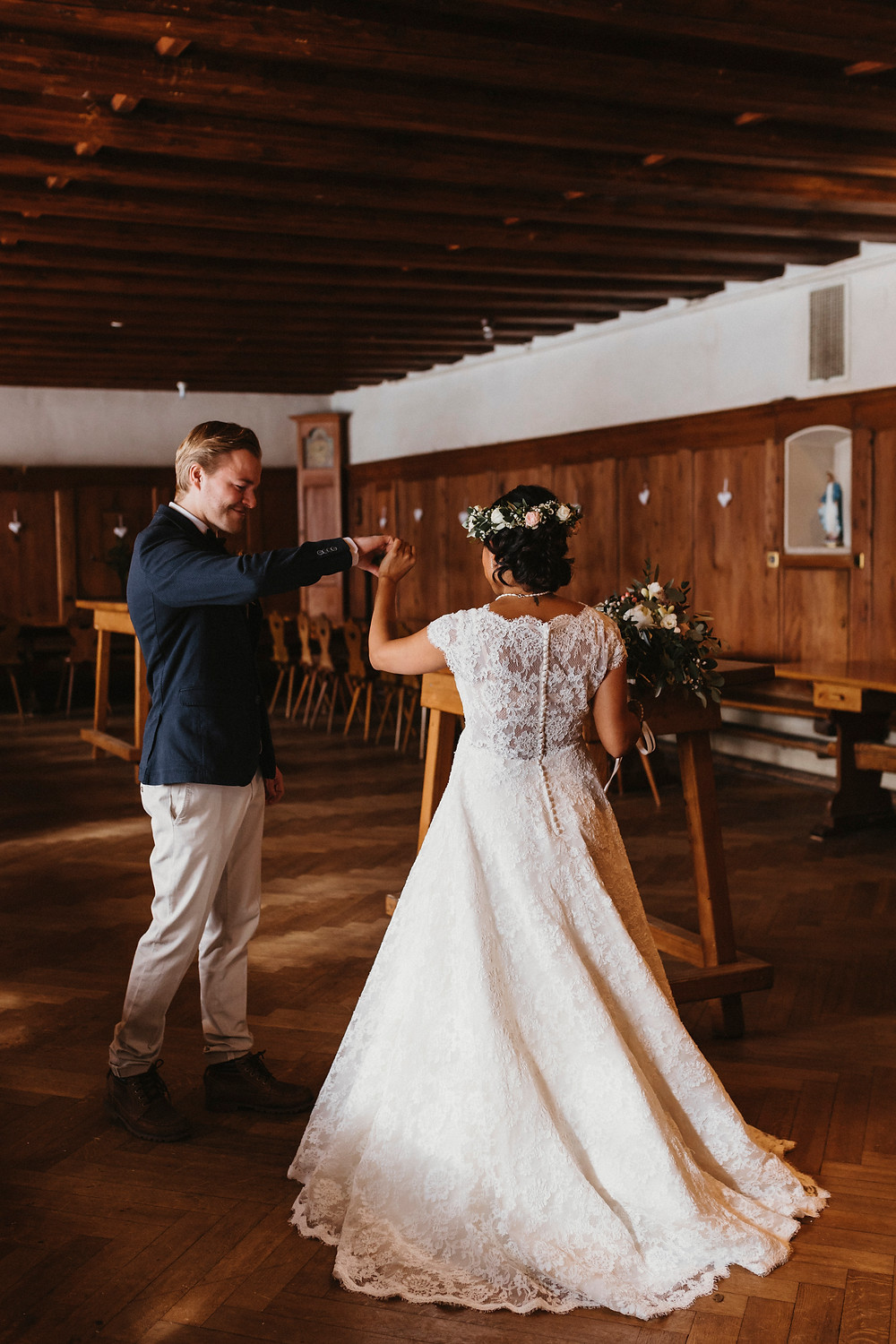 first-look-hochzeitsfotografie-brautpaar-hochzeitstag-trauung
