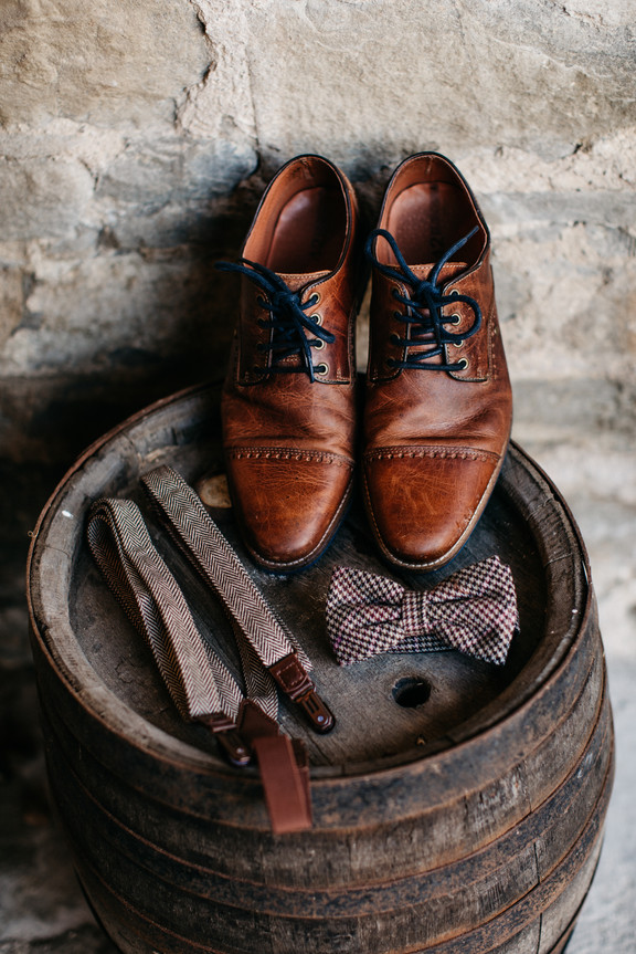 Bräutigam-Getting-ready-rustikale-Hochzeit-braune-Schuhe-Hipsterhochzeit-Gartenhochzeit-Weinfass-Hosenträger-Fliege-Bohohochezit-