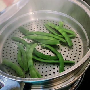 Cooking green beans in a steamer