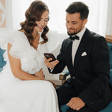 Hochzeitspaar hört Audio-Nachricht