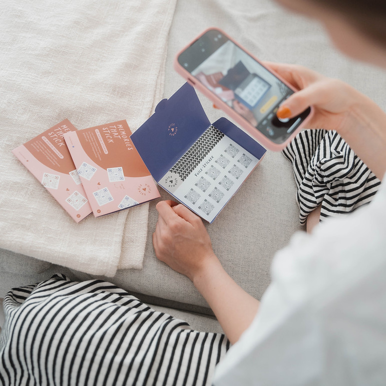 Voicestories-Sticker werden mit dem Smartphone gescannt