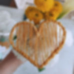 Cœur jaune moutarde fait main par Léléo pour une décoration de table de mariage écoresponsable