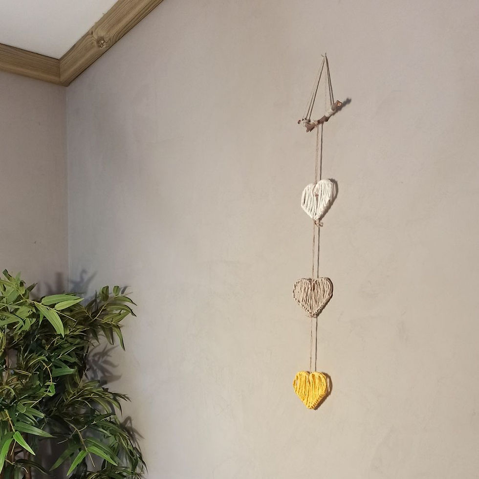 Suspension murale de coeurs tons jaune fait main par Léléo en Alsace, France
