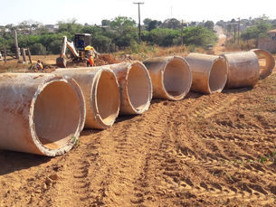 Em obras: Rua Marcos da Luz recebe tubulação para evitar erosões