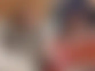 Ángela Aguilar recibe flores durante entrevista en EXA FM; gesto fue parte de una dinámica de la estación