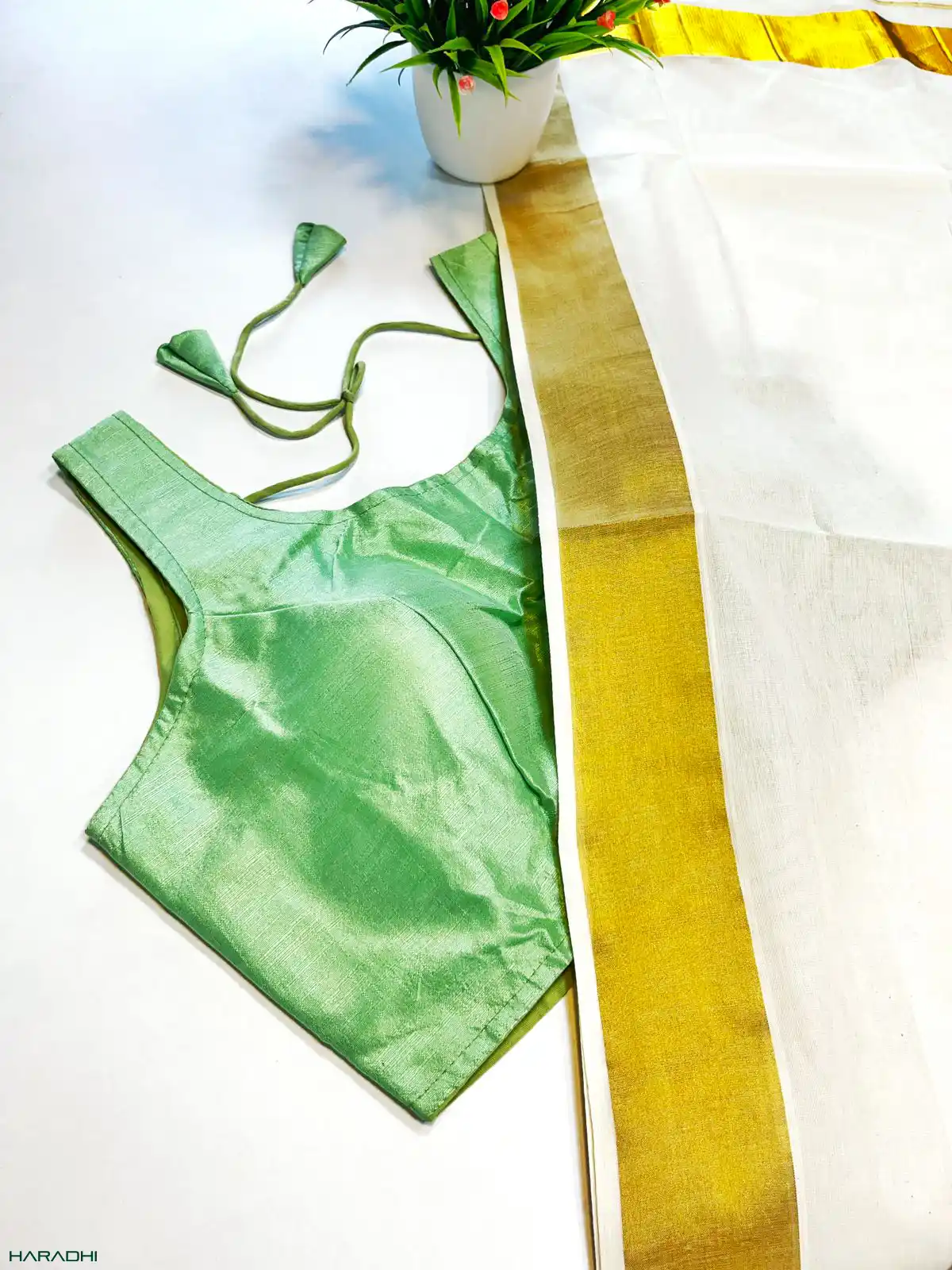 Kuthampully saree with pista green readymade blouse side view