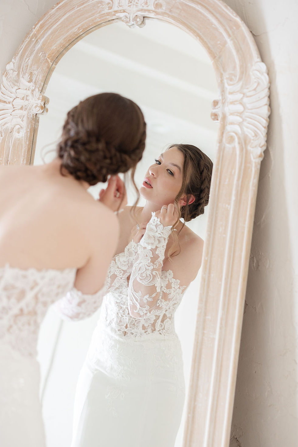 Summer wedding at Villa Antonia by Eclipse Event Co. and photographed by Emily Boone Photography. Bridal Suite.