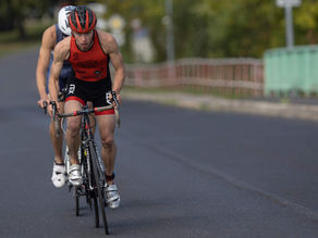 Dušek nejrychlejším plavcem a cyklistou! Glassman triatlon 2022.