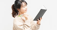 メモをする女性