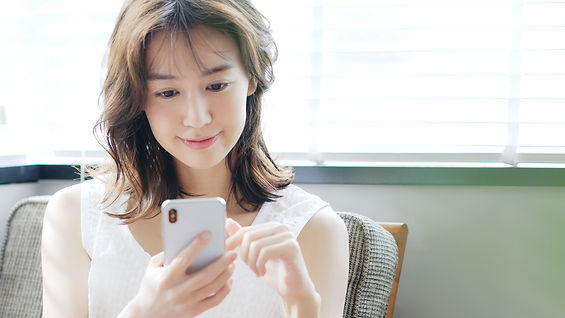 スマホを見る女性