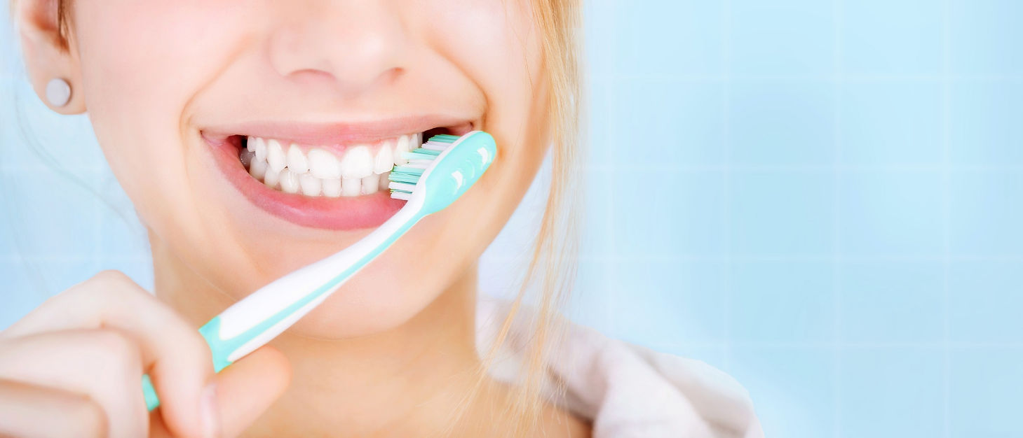 歯磨きする女性