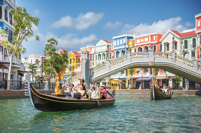 Enjoy the beautiful scenery on a boat floating along the Venice River