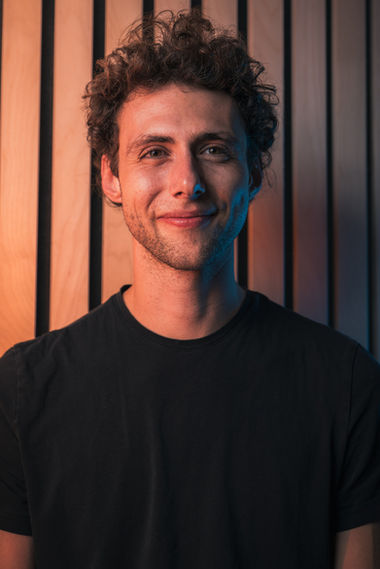 Ilia Frey

CEO, Mixing & Mastering

Als Gründer und Mixing-/Mastering-Engineer heisst er nicht nur jede neue Produktion willkommen, sondern sorgt auch dafür, dass jeder Song die richtige Grösse und Klarheit erhält. Seine Leidenschaft ist es, die Träume und Visionen der Singer-Songwriter ins Leben zu rufen.