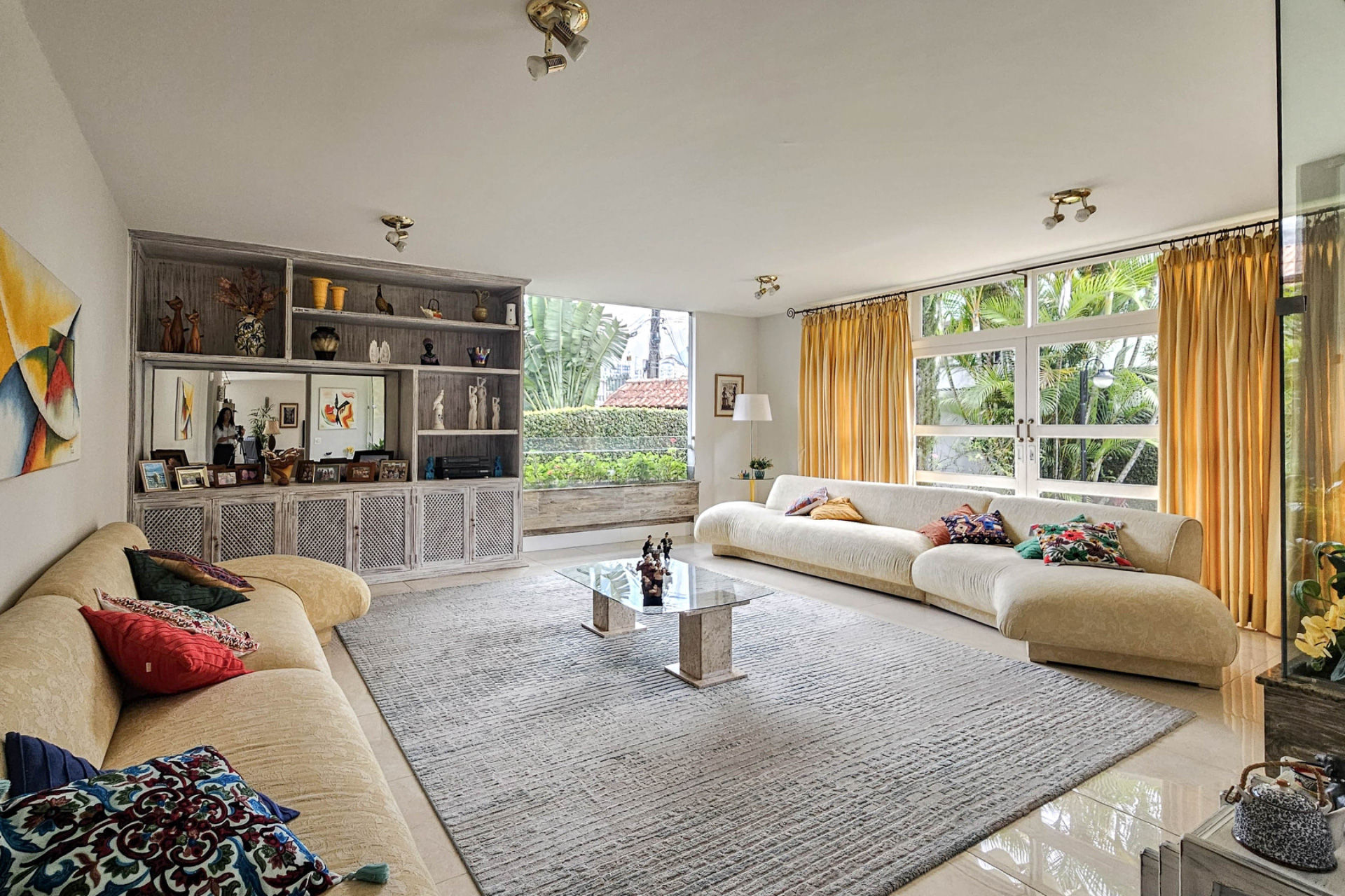 CASA ENCANTADORA COM PAISAGISMO EXUBERANTE NO JARDIM CASCATA