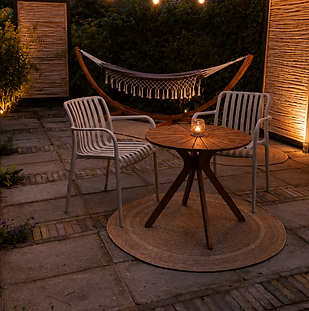 Terras met hangmat en lampjes.png
