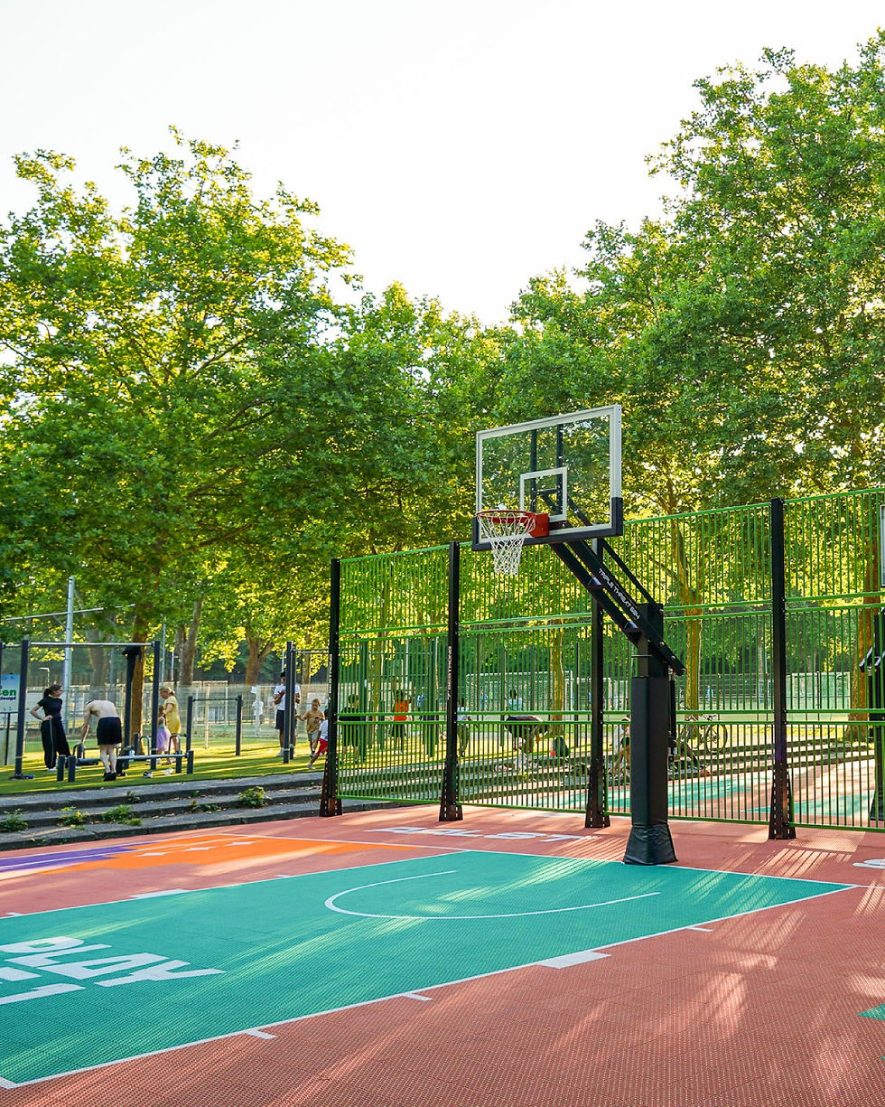 3x3-basketbalterreinen Osbroek officieel geopend met demonstratiematch tegen bekende ambassadeurs