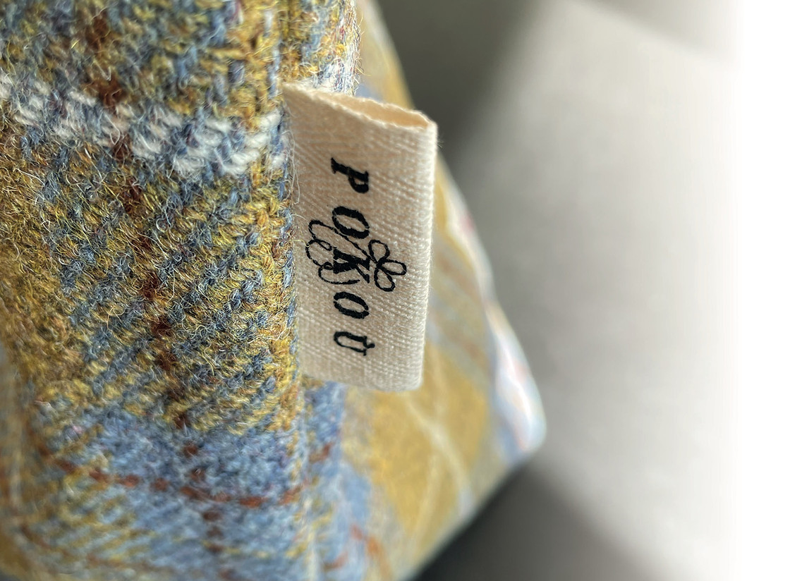 Côté d'un sac cabas Sakoch avec l'étiquette du logo Pokoù