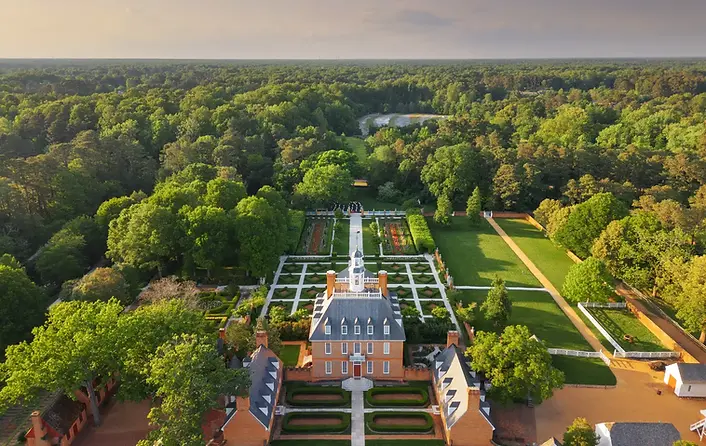 historic-williamsburg-village-at-the-governor-s-palace.webp