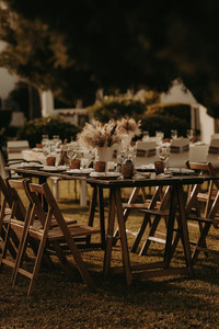 Dukning till ett trädgårdsbröllop i Marbella Spanien