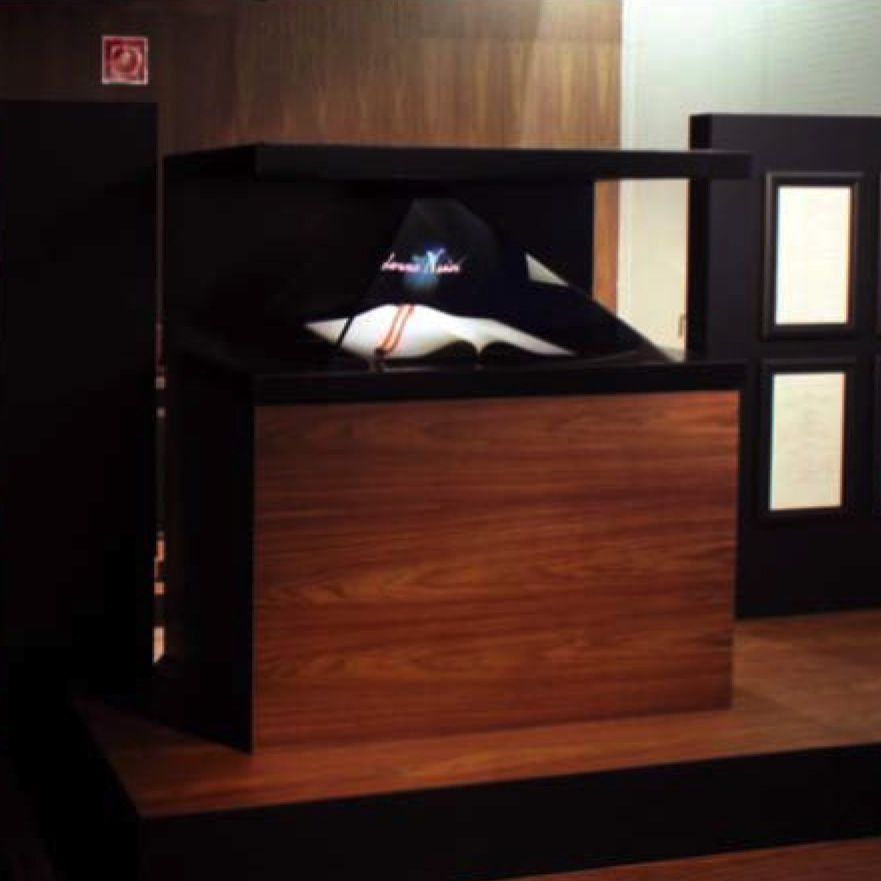 Grande vitrine holographique pyramidale Dreamoc XL3 (103x55x68cm), 3 faces, pour grands formats événementiels.