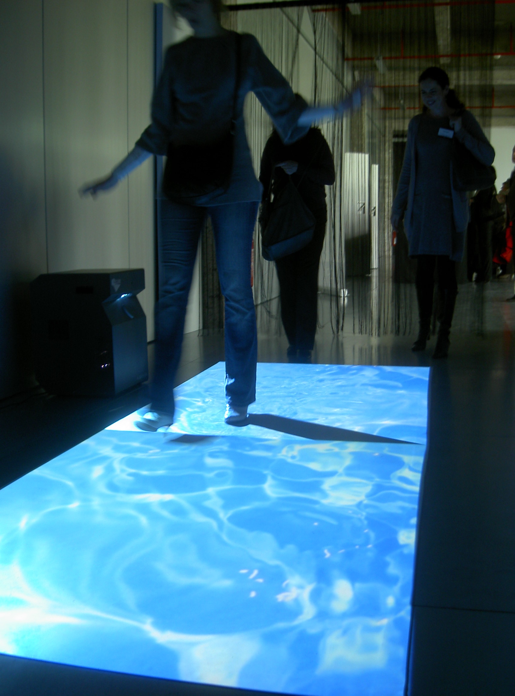 Dispositif compact clé-en-main de sol interactif autonome, projection 90'' (200x130cm), plug & play sans technicien.