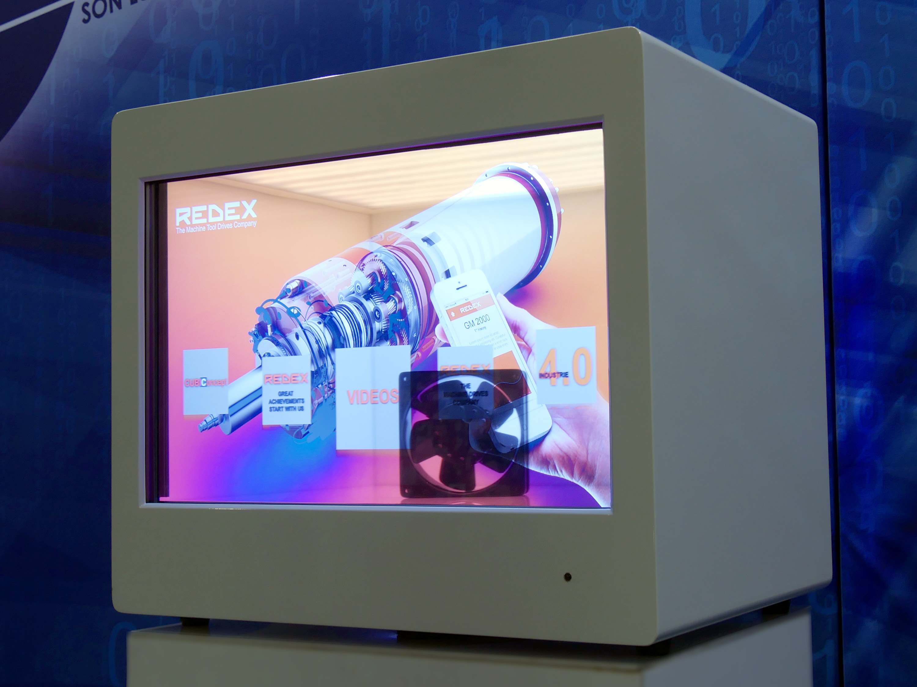 Vitrine interactive LCD transparente multitouch, disponible de 22'' à 65'', mix parfait entre réel et virtuel.