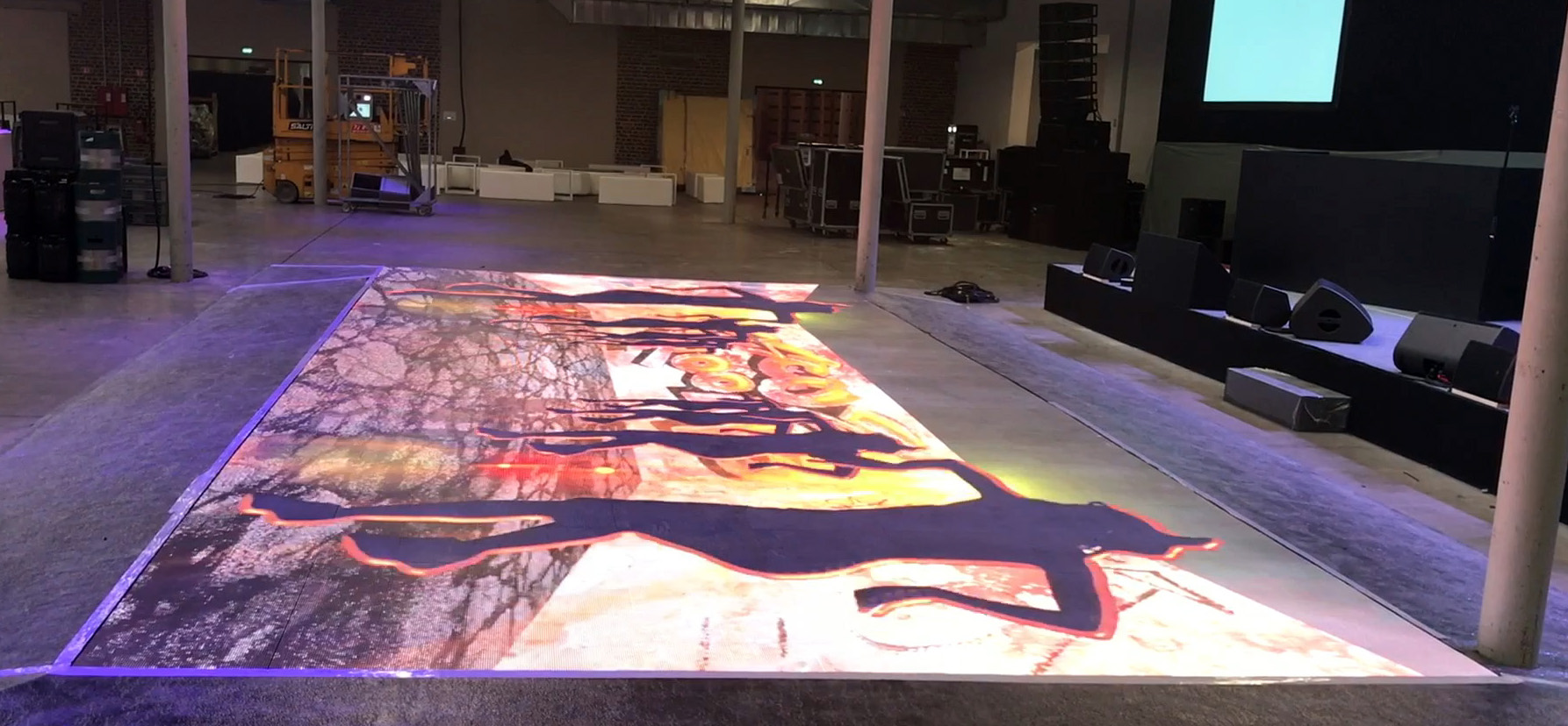 Sol vidéo LED modulaire pitch 6,25mm, charge 2000 kg/m², IP65, idéal scènes, boutiques et plateaux TV.