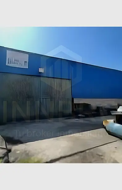 Bodega medianera con 1.288 m² de terreno y 1.191 m² construidos, distribuida en bodega principal, cobertizo y vestieres.