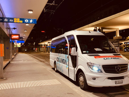 Mercedes-Benz Sprinter von Calanda Reisen im nächtlichen Bahnergänzungsverkehr an einem Bahnhof auf der Strecke Chur–Arosa