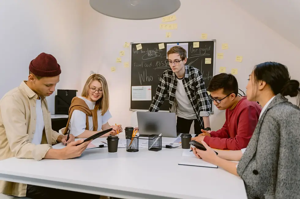 cinco jovens numa mesa olhando para o tablet