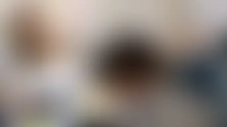 Executivos em volta de uma mesa sorrindo
