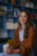 Frau vor Bücherregal