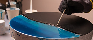 resine-epoxy-le-processus-de-loisirs-creatifs-consistant-a-creer-une-peinture-d-artiste-d-