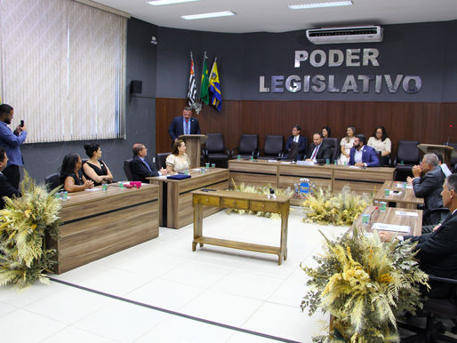 Na posse dos novos vereadores, muitos agradecimentos e algumas alfinetadas