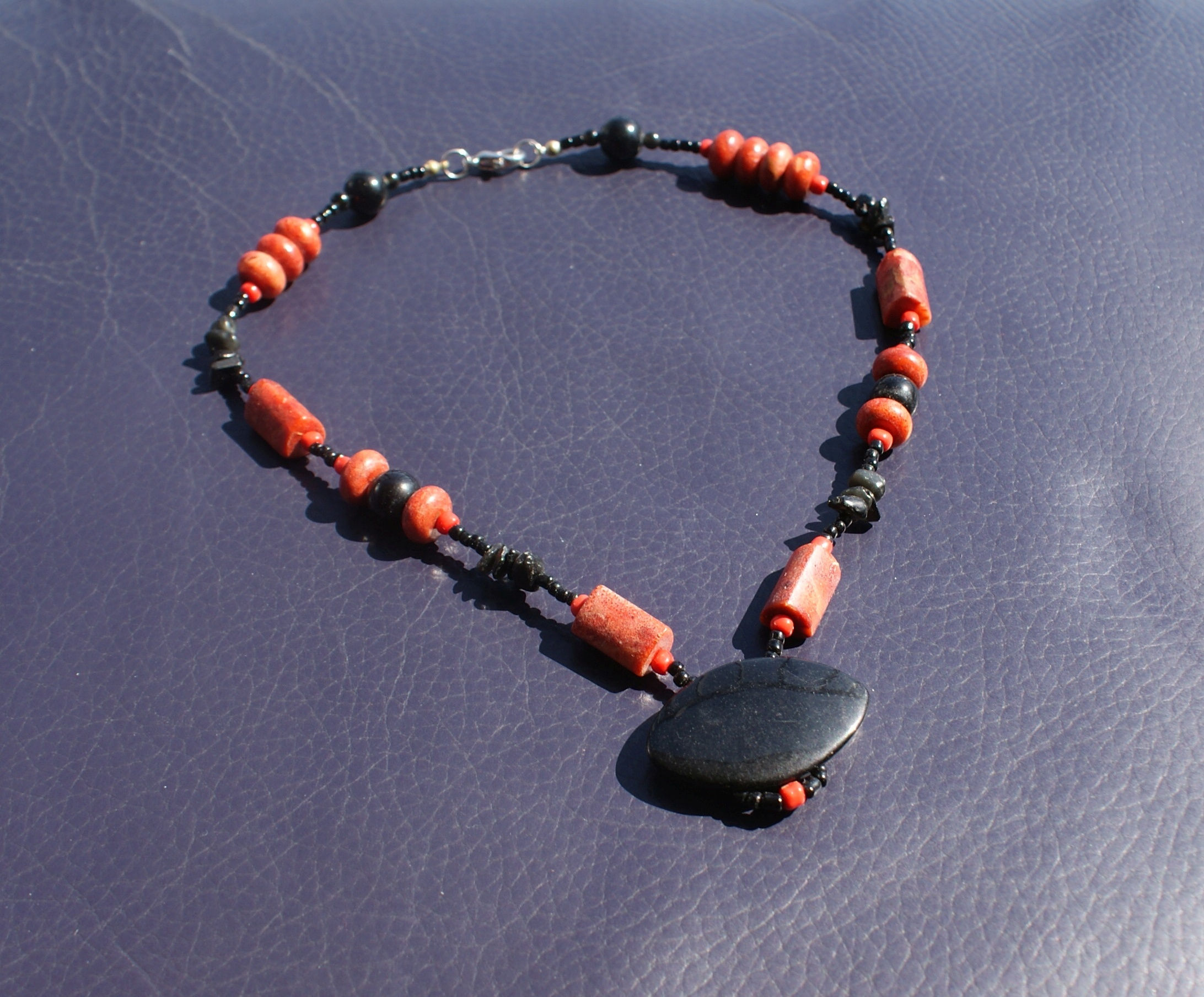 Halskette aus Schaumkoralle und Onyx von Mayd in Germany Edelsteinschmuck