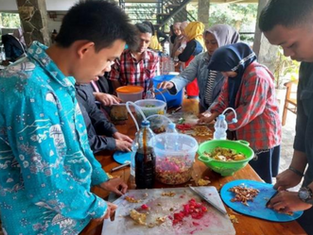Pengolahan sampah organic RCC Kubca samakta Foundation Inclusion skill center berkolaborasi Bersama RCC Ngadaur dan Rotary Club Bandung Kota Kembang menyelenggarakan pelatihan Eco enzyme dan Demo