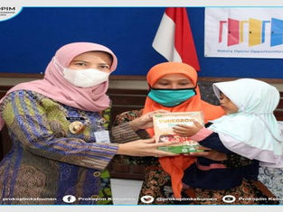 Cegah Stunting Wabup Serahkan Bantuan Susu dari Rotary Club