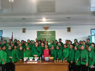 Dukung Zero Waste Month ,Rotary Club Bandung Kota Kembang Bersama Persit Kodim 1513 Seram Bagian Barat Gelar Pelatihan Pupuk Organik