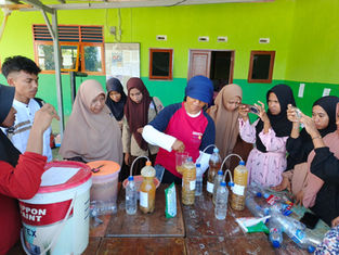 Pelatihan Ecoenzym dan ujicoba manfaat di MA. Al ikhlas Waitasi